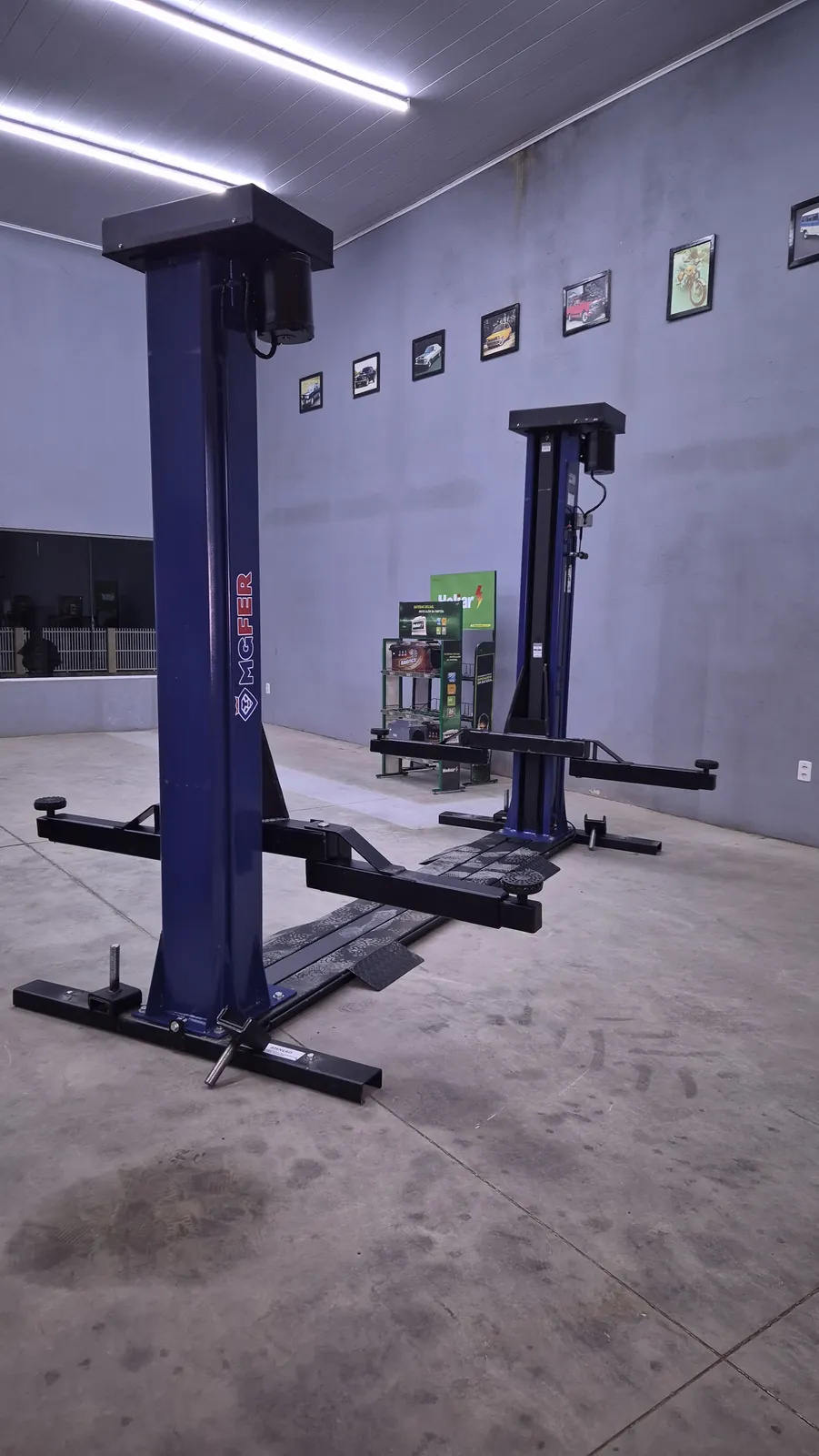 Dois elevadores automotivos de duas colunas instalados lado a lado em auto center